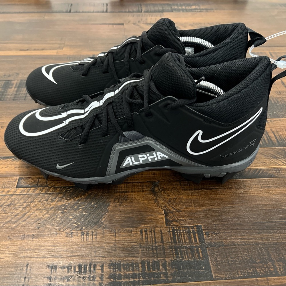 New Nike men’s size 12 football cleats black white alpha cv0584-020 menace 3